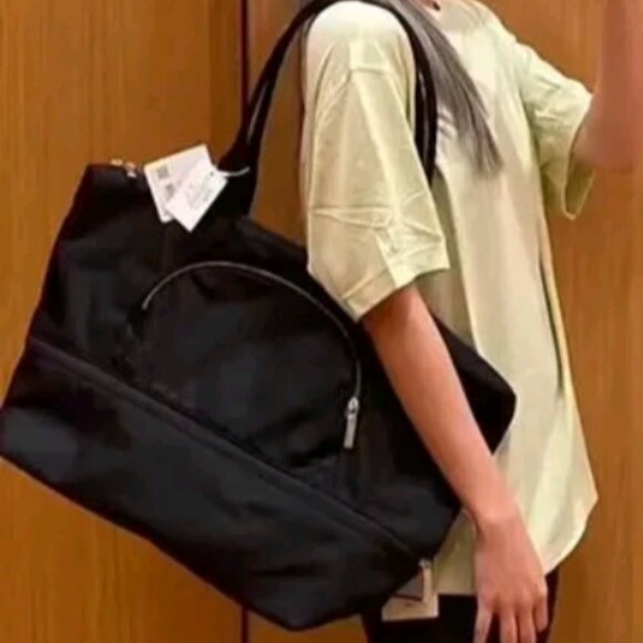 New with tags lululemon weekend bag - Picture 2 of 2